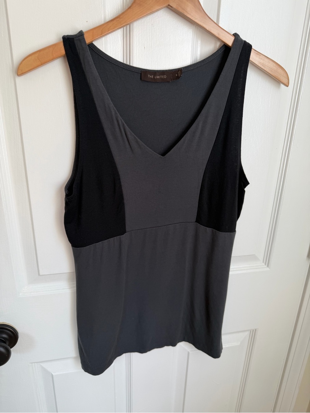 🍂 5/$25 Color-blocked Deep V-neck Sleeveless Top